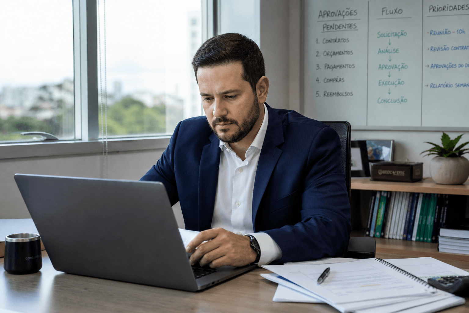 Gestor no escritório acompanhando e aprovando o fluxo
